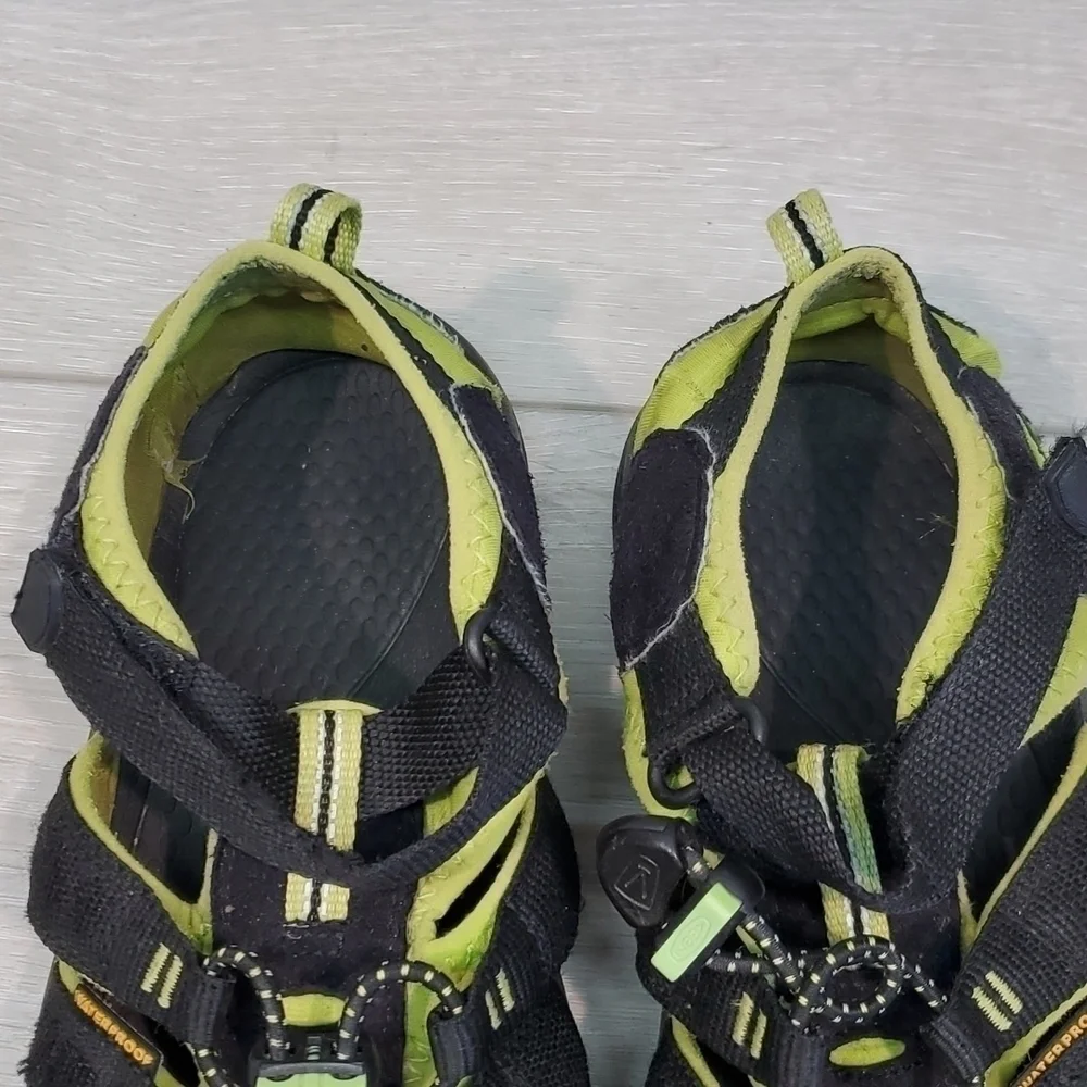 Keen Kids Big Boy Sandals Outdoor Hiking shoes sz 5